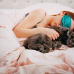 woman-sleeping-with-her-cat