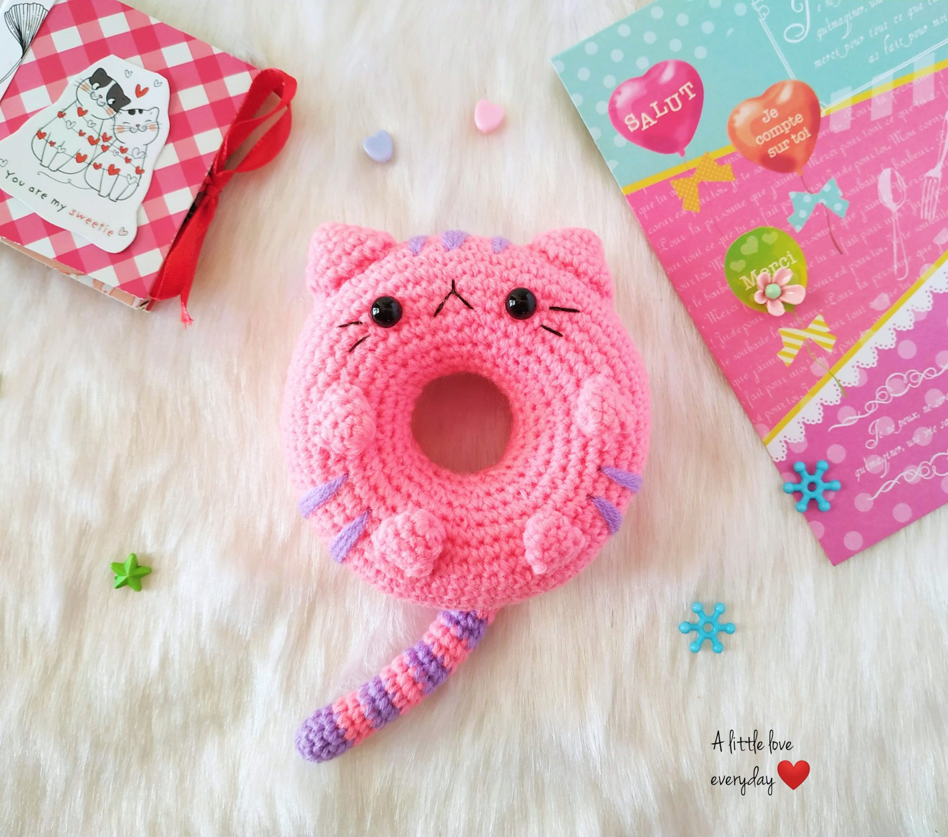 Donut cat amigurumi pattern image link.
