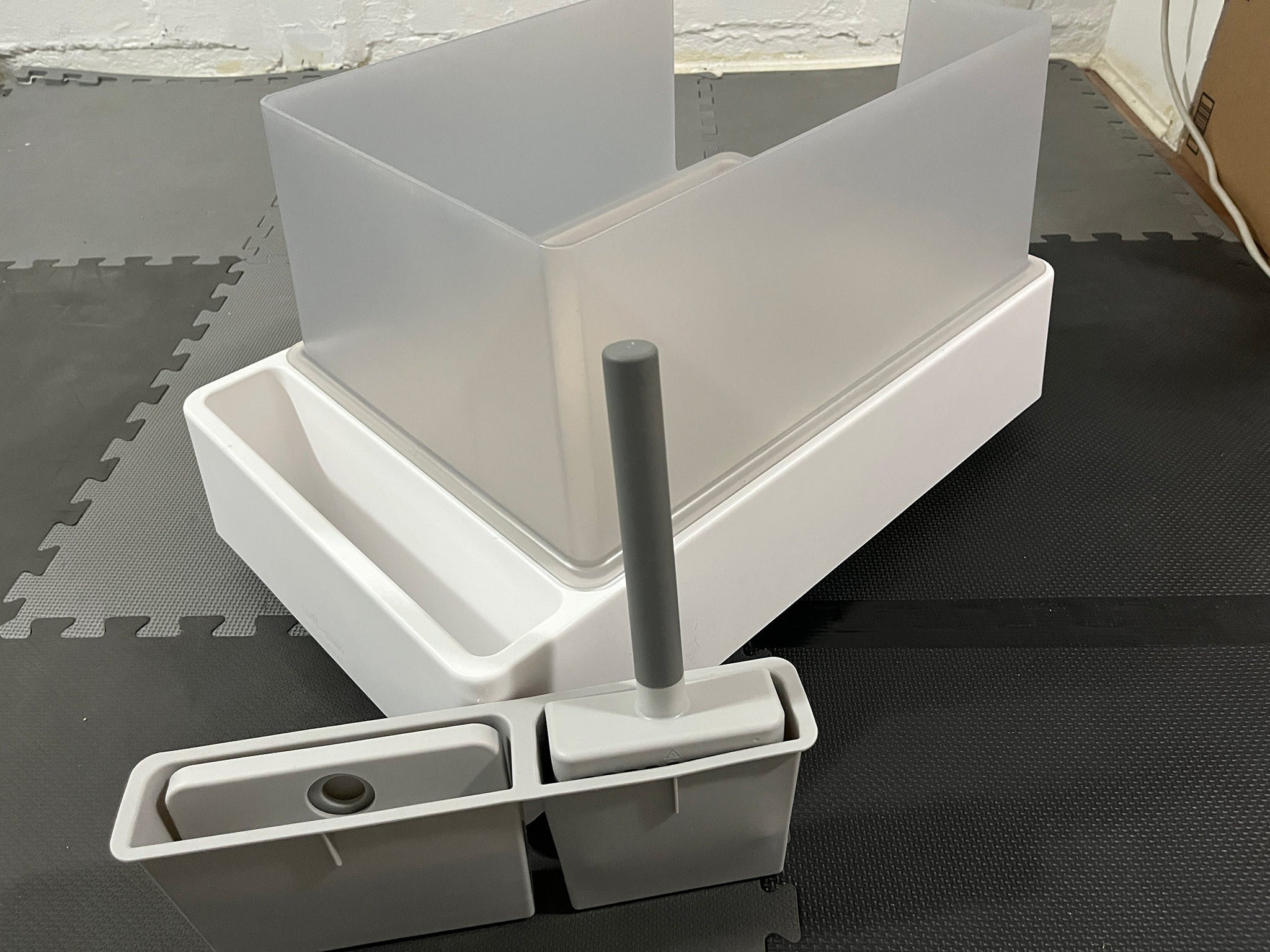 Convenient removable scoop and dustpan holders of the Tuft &amp; Paw Cove designer cat litter pan.