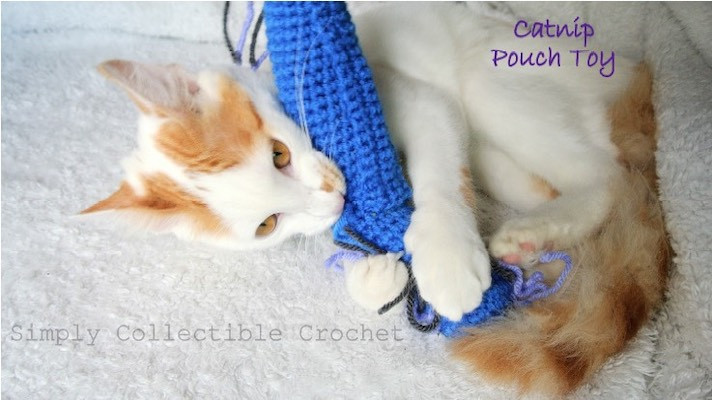 Square crochet catnip pouch toy with ties, designed to relieve cat anxiety