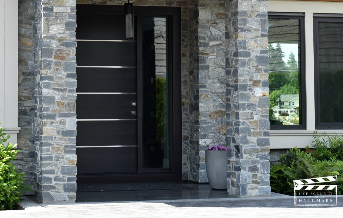 Front door of the vacation rental in Cats &amp; Dogs film, showcasing the entrance and architectural style